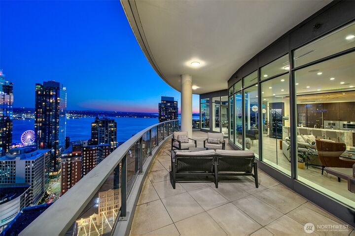 Property Photo: 1920 4th Avenue 3102 WA 98101