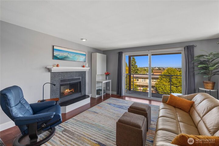 Property Photo:  7111  Linden Avenue N 304  WA 98103 