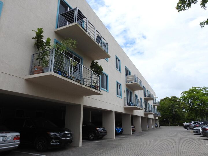 Property Photo:  1550 NE 34th Court  FL 33334 
