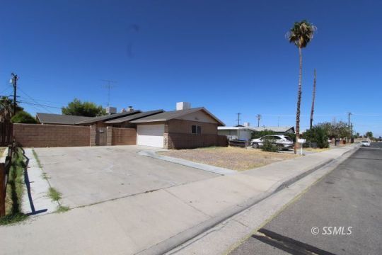 Property Photo: 129 S Sunland St CA 93555