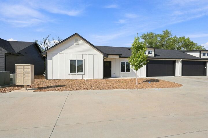 Property Photo:  472 E Harper St  KS 67147-8948 