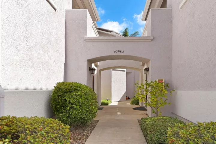 Property Photo:  10950 Ivy Hill Dr 4  CA 92131 