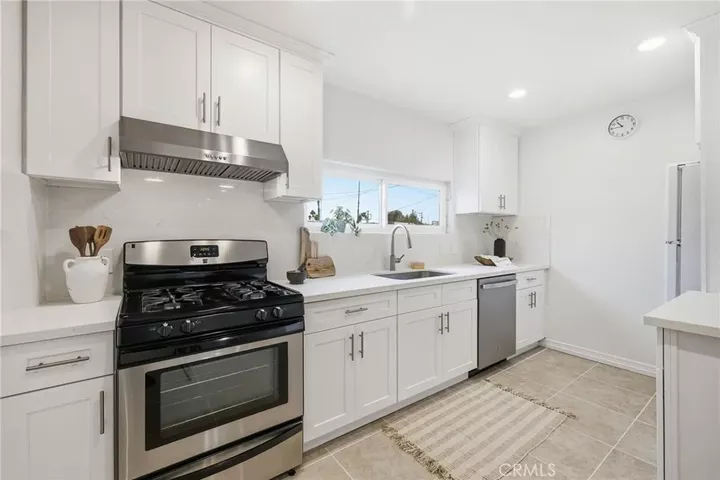 Property Photo:  4018 Redwood Avenue Unit B  CA 90066 