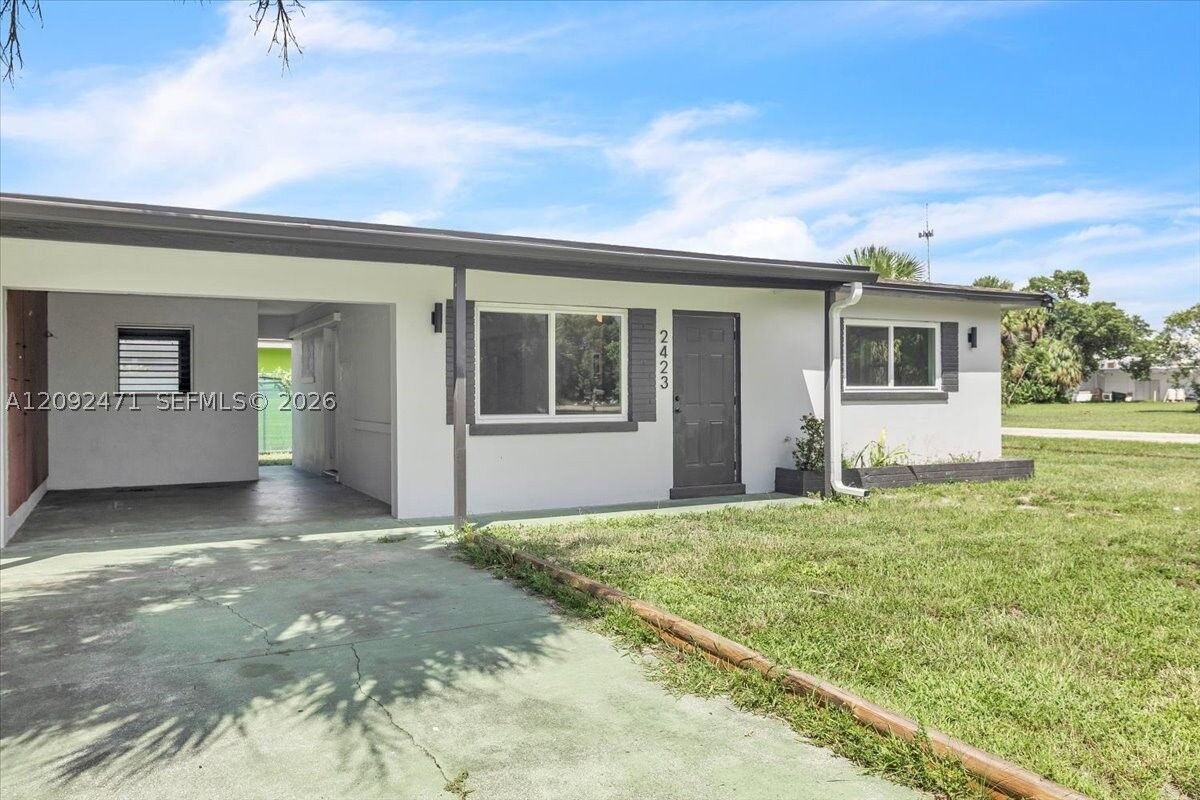 Property Photo: 2423 Jeffcott Street 2423 FL 33901