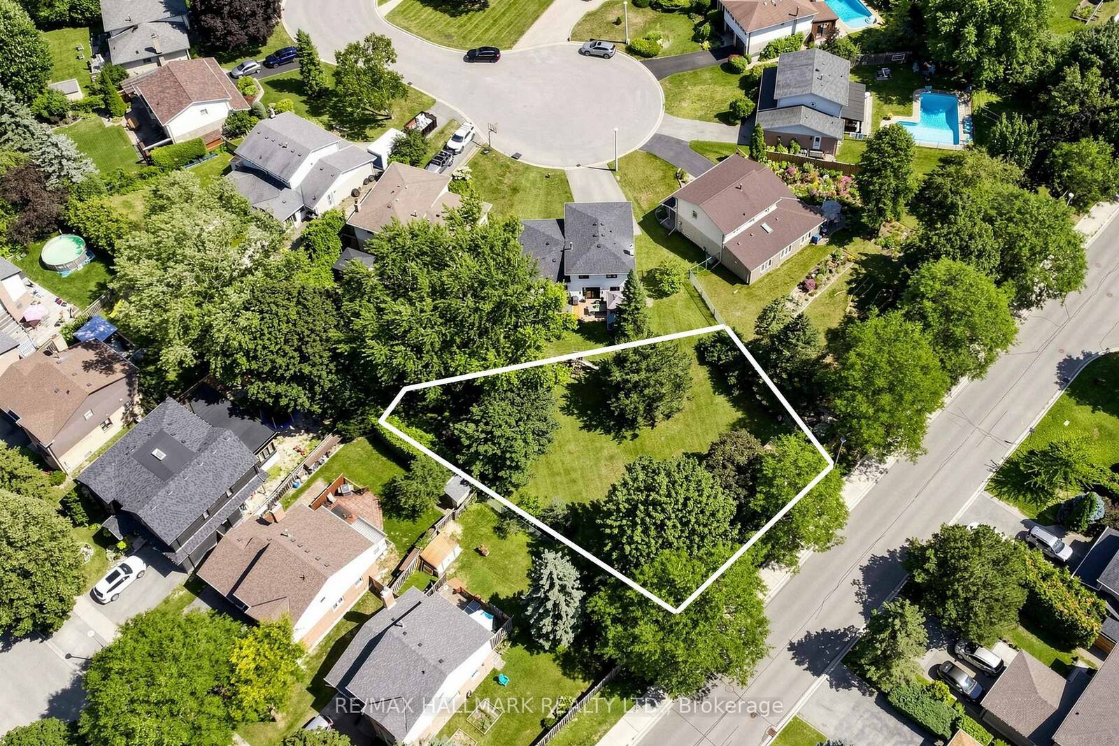 Property Photo:  103 Spruce Street  ON L4G 3J6 