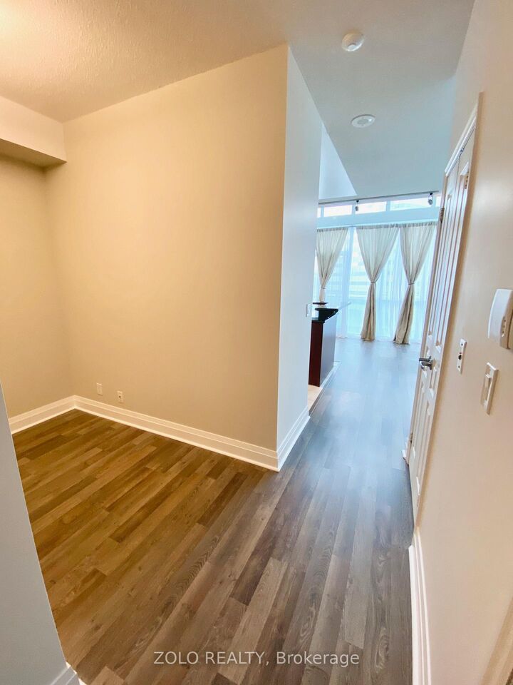 Property Photo:  220 Burnhamthorpe Road W 516  ON L5B 4N4 