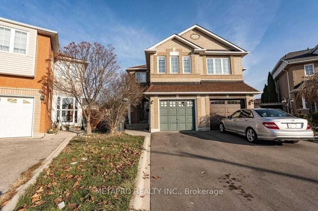 Property Photo:  1311 Whiffletree Court  ON L5N 7R1 