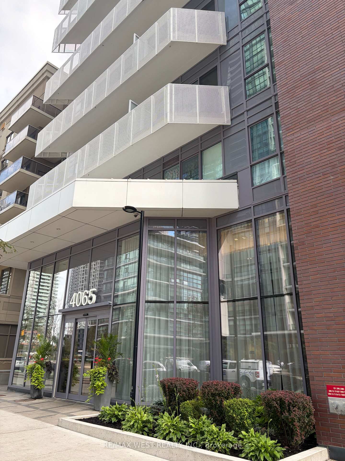 Property Photo:  4065 Confederation Parkway 4211  ON L5B 0L4 