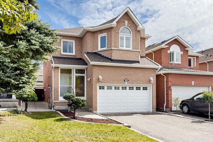 Property Photo:  890 Blyleven Boulevard  ON L5V 2J3 