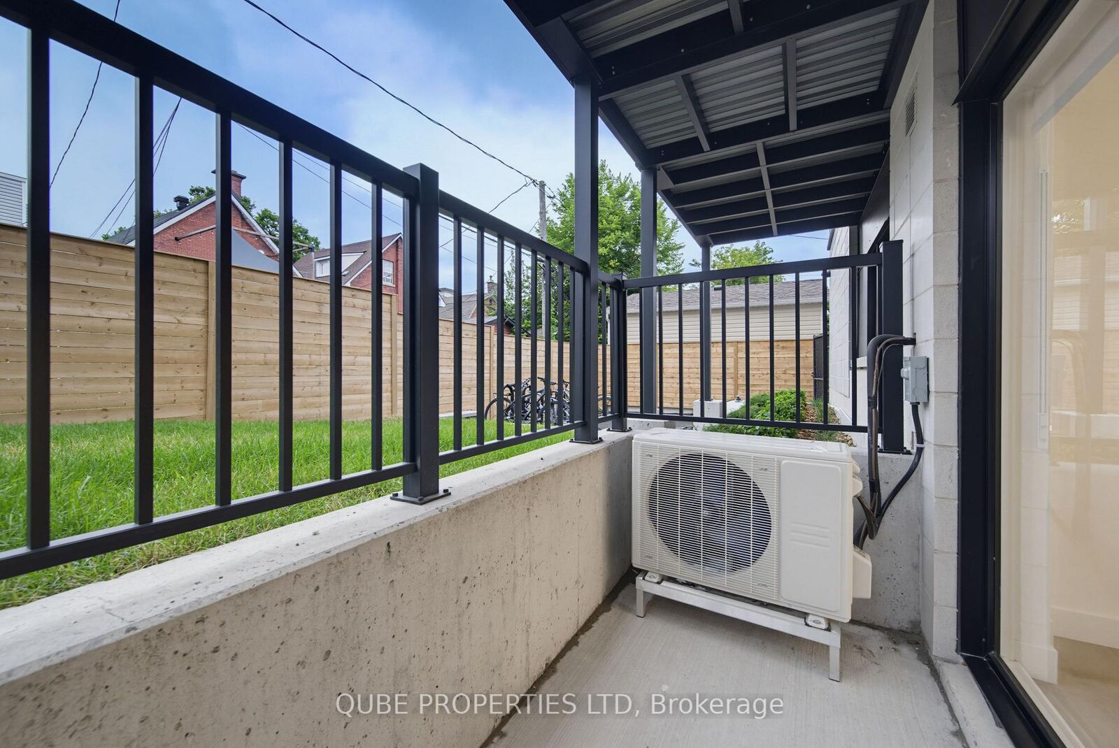 Property Photo:  15 Larch Street Unit 5  ON K1R 6W4 