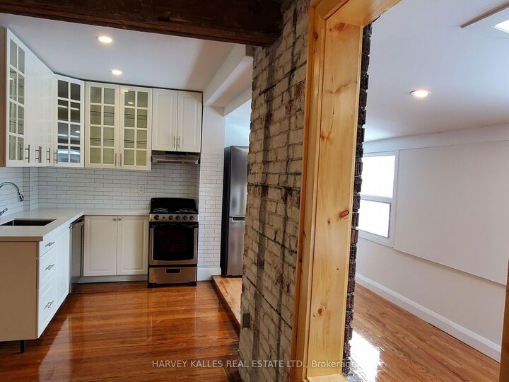 Property Photo:  28 Winona Drive Upper  ON M6G 3S6 