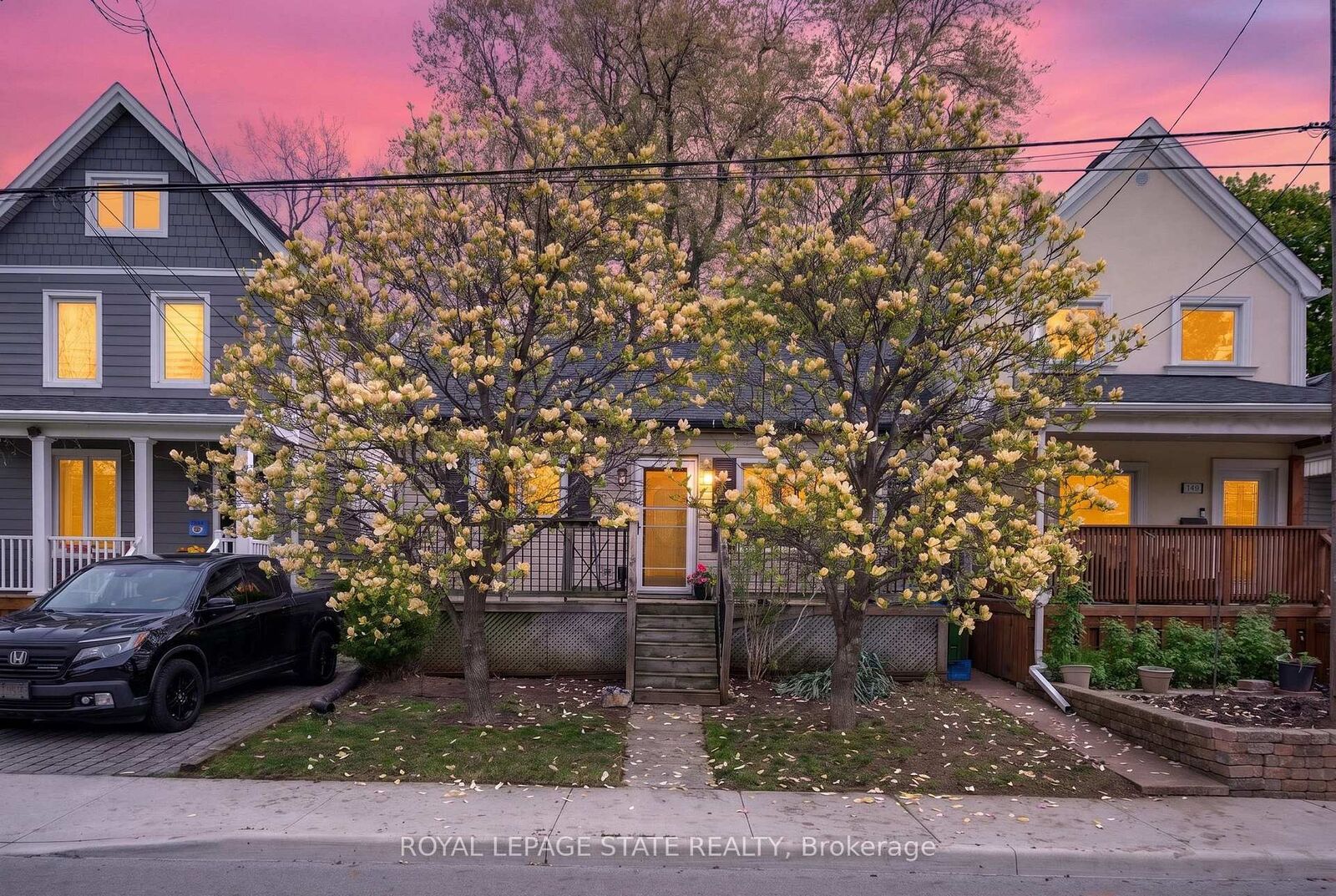 Property Photo:  147 Strachan Street E  ON L8L 3M7 
