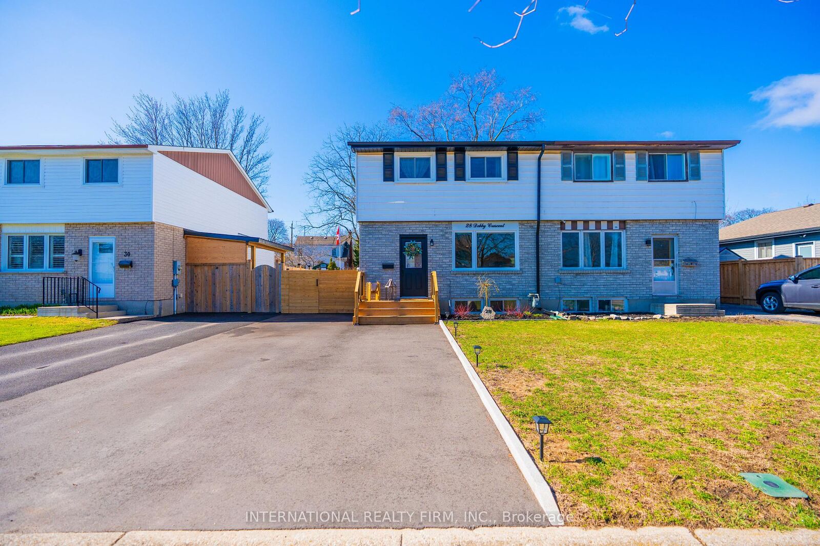 Property Photo: 28 Debby Crescent ON N3R 7A4