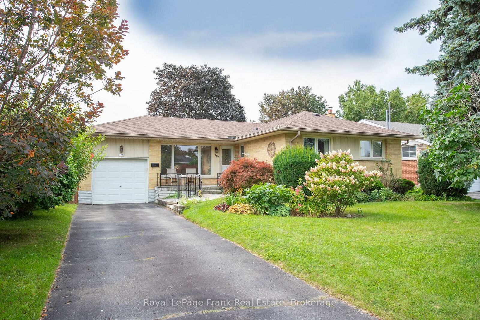 Property Photo:  407 Glencastle Avenue  ON L1J 3K7 