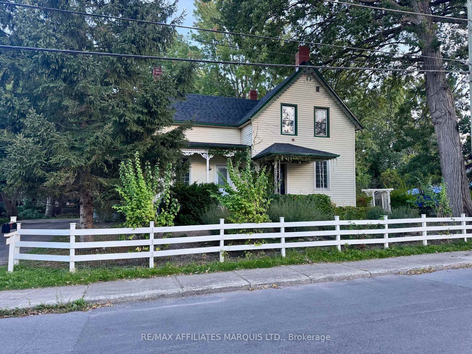 Property Photo: 326 Third Street E ON K6H 2E4