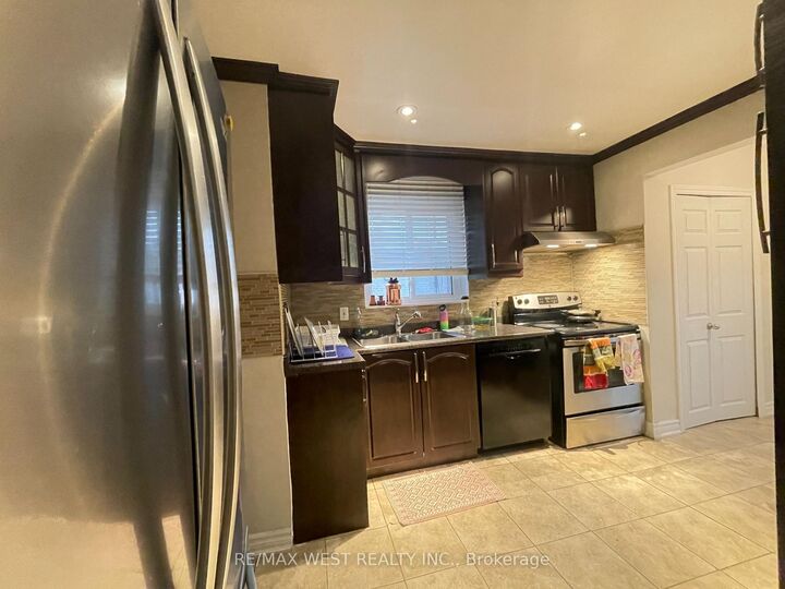 Property Photo:  25 Coronado Court Upper  ON M9M 1S6 