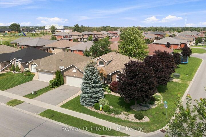 Property Photo:  31 Essex Drive  ON K8N 0M9 