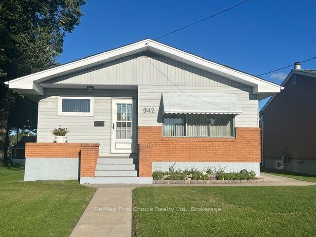 Property Photo:  942 Crowe Avenue  ON P9A 2L9 