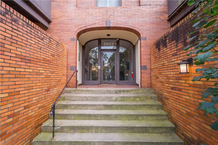 Property Photo:  5922 Howe Street 204  PA 15232 