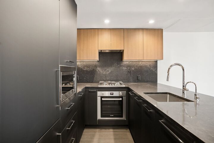 Property Photo:  6608 Sussex Avenue 2105  BC V5H 0M3 
