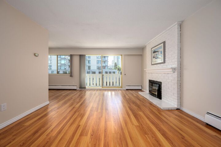 Property Photo:  1345 Chesterfield Avenue 302  BC V7M 2N1 