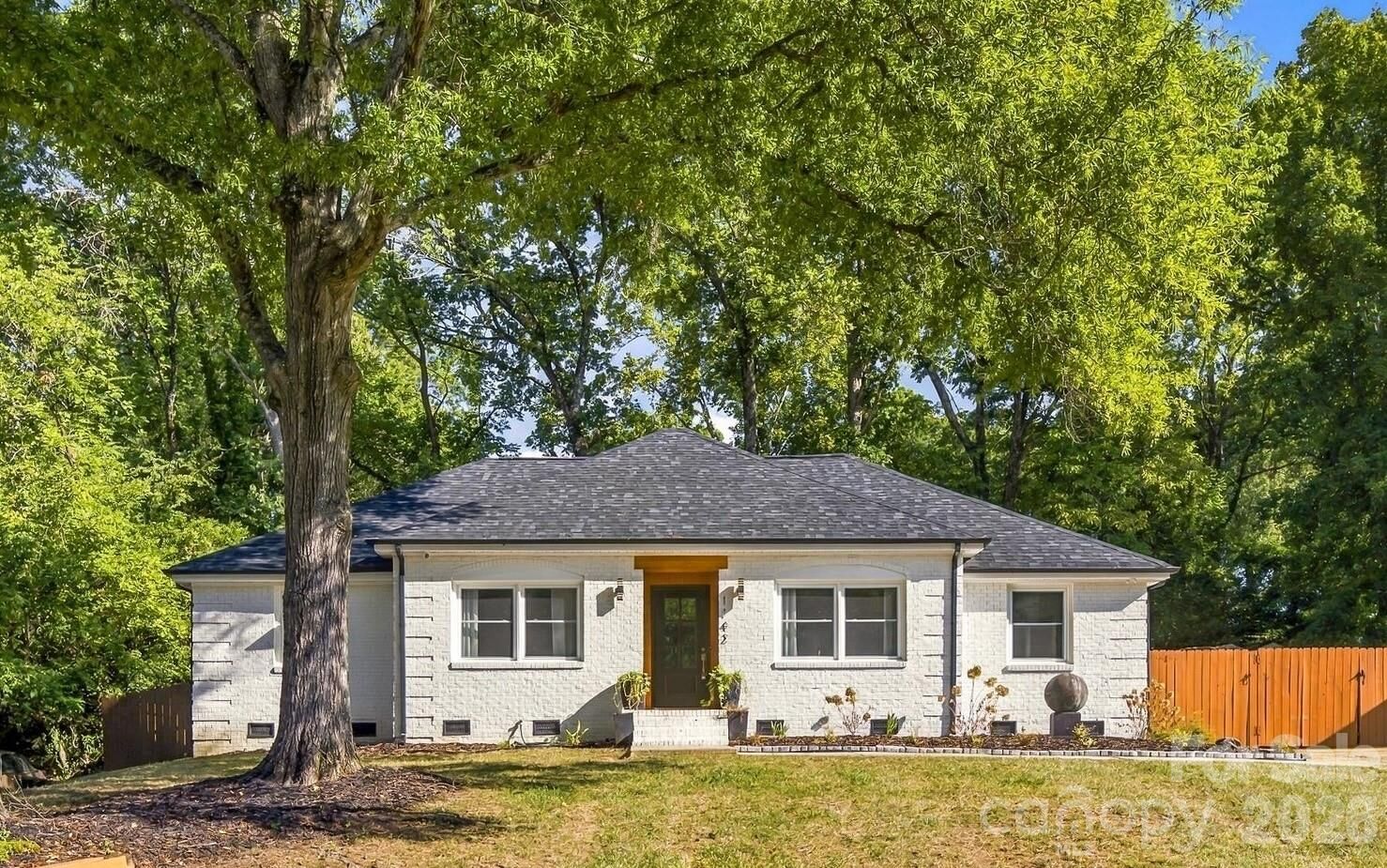 Property Photo:  1142 Fox Run Drive  NC 28212 