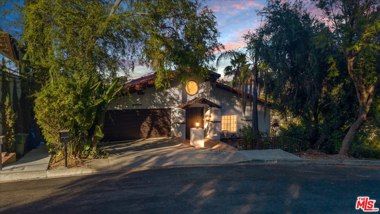 Property Photo: 4912 Llano Dr CA 91364
