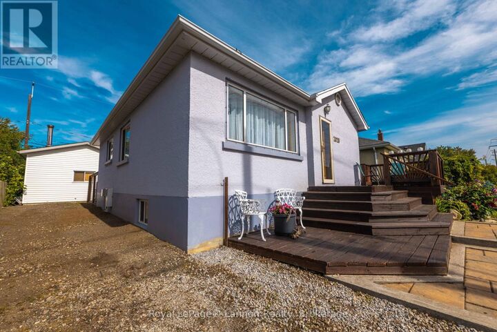 Property Photo:  2029 East Walsh Street North  ON P7E 4W1 