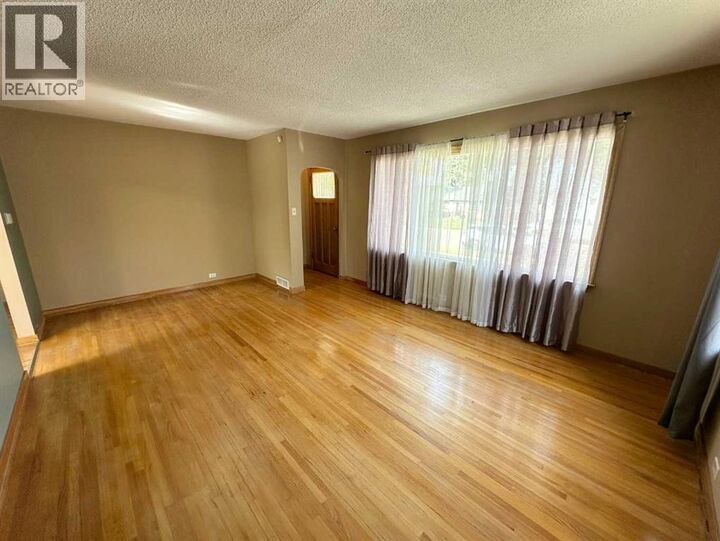 Property Photo:  4615 51 Avenue  AB T9X 1R9 