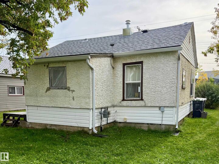 Property Photo:  806 16 Avenue  AB T9M 1L2 
