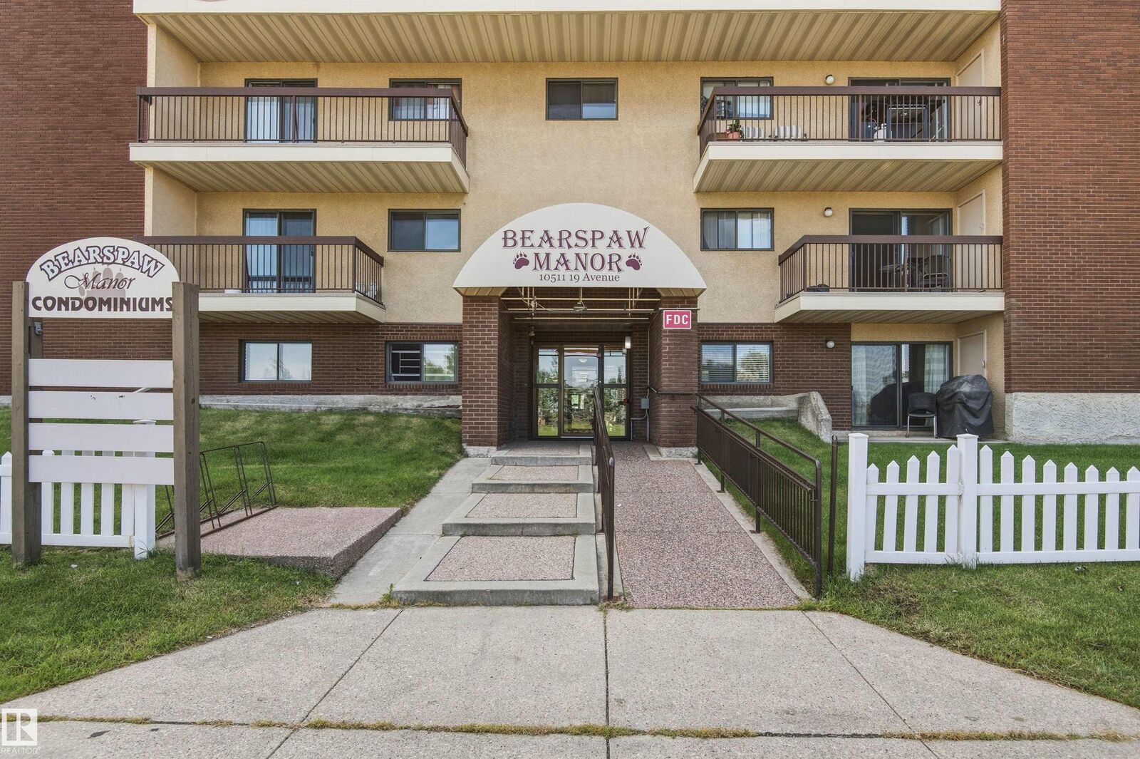 Property Photo:  10511 19 Av NW  AB T6J 5S8 