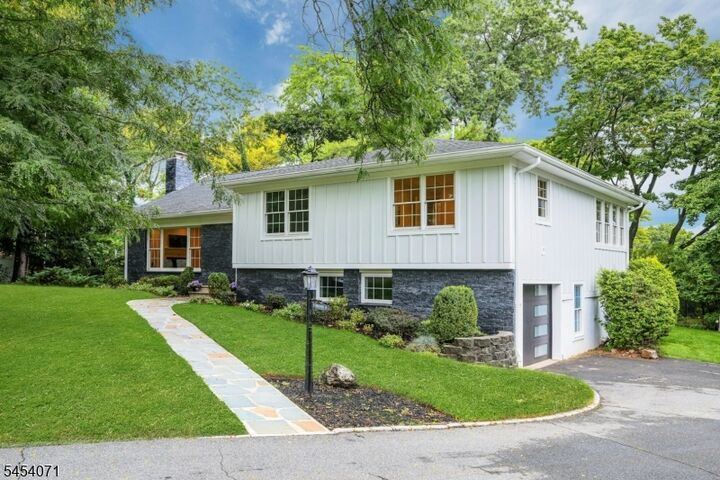 Property Photo:  9 Crestview Ct  NJ 07042 