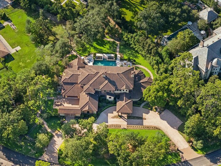 Property Photo: 327 E Friar Tuck Lane TX 77024