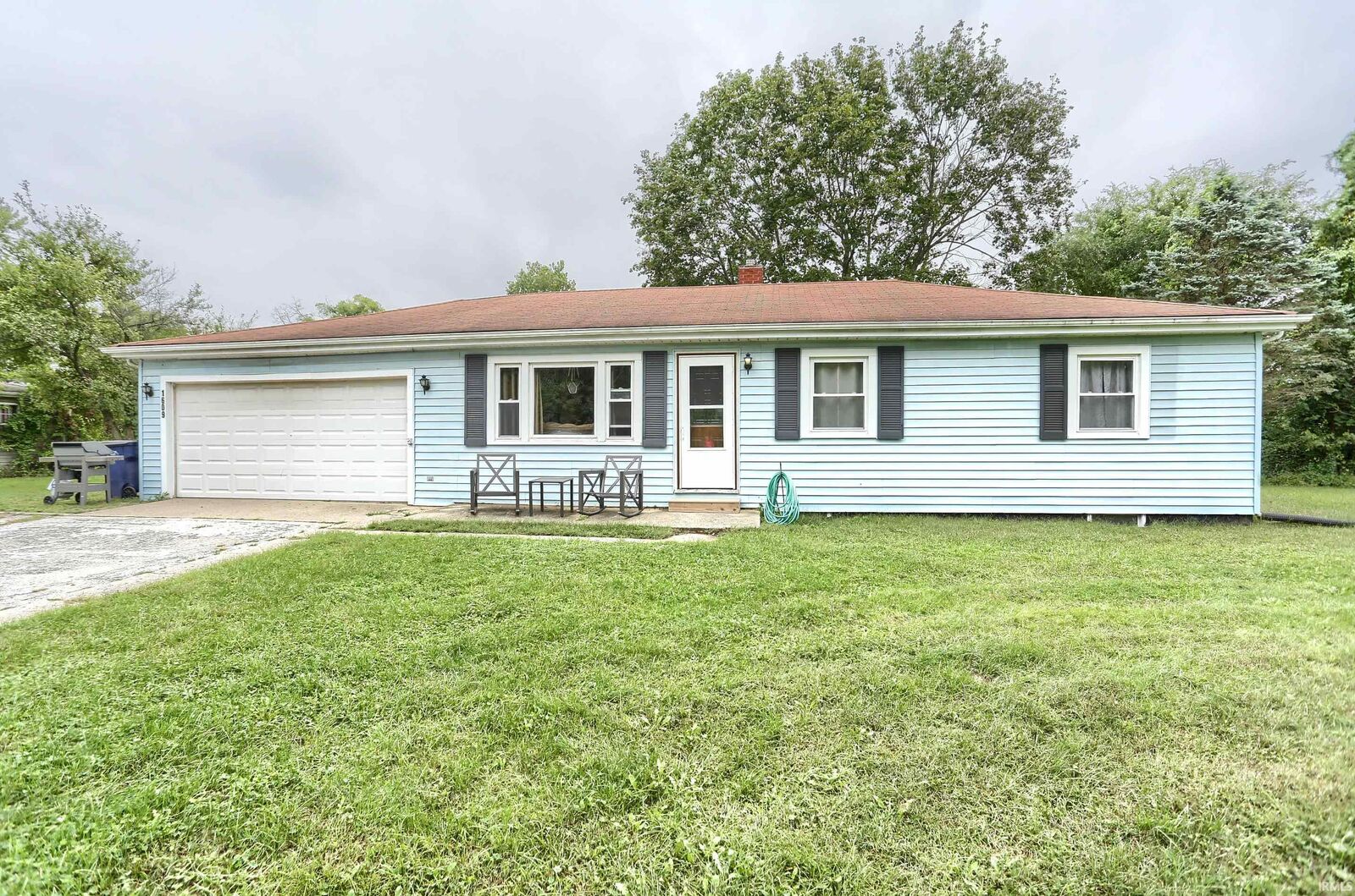 Property Photo:  1609 S Country Club Road  IN 46580 