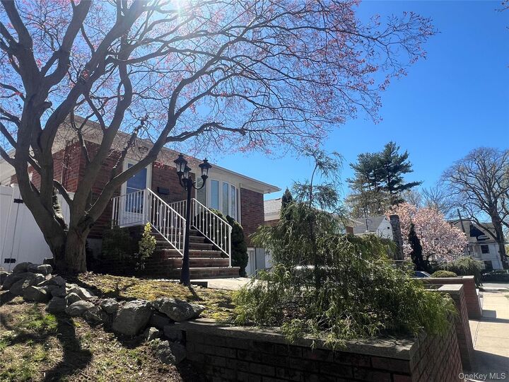 Property Photo:  54 Alpine Court  NY 10310 