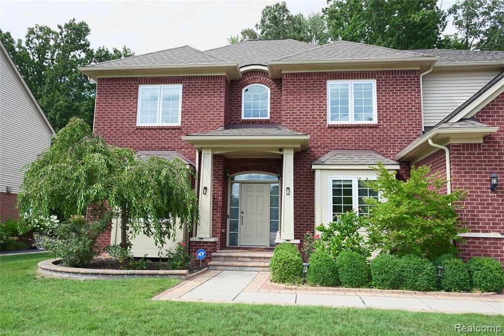 Property Photo:  1713 Maplewood Court  MI 48085 3996 