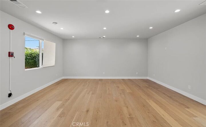 Property Photo: 1525 N Screenland Drive CA 91505
