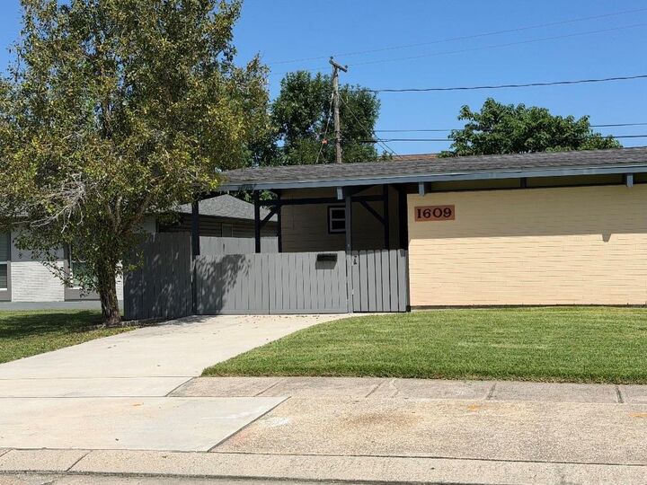 Property Photo:  1609 Farrington Drive  LA 70072 
