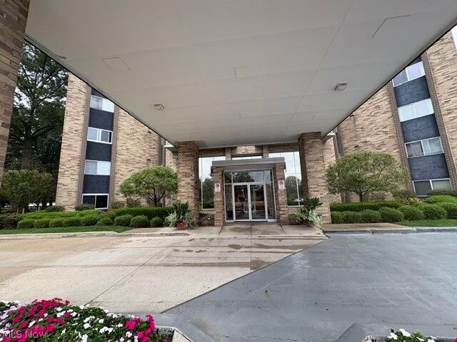 Property Photo: 2112 Acacia Park Drive 205 OH 44124