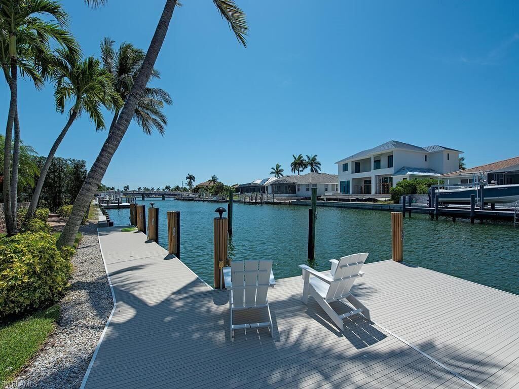Property Photo: 466 Clifton Ct FL 34145