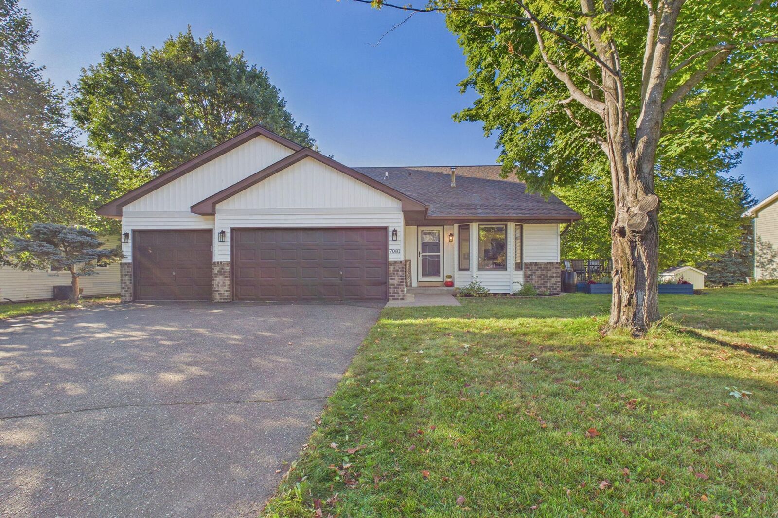 Property Photo:  7081 Upper 36th Street N  MN 55128 