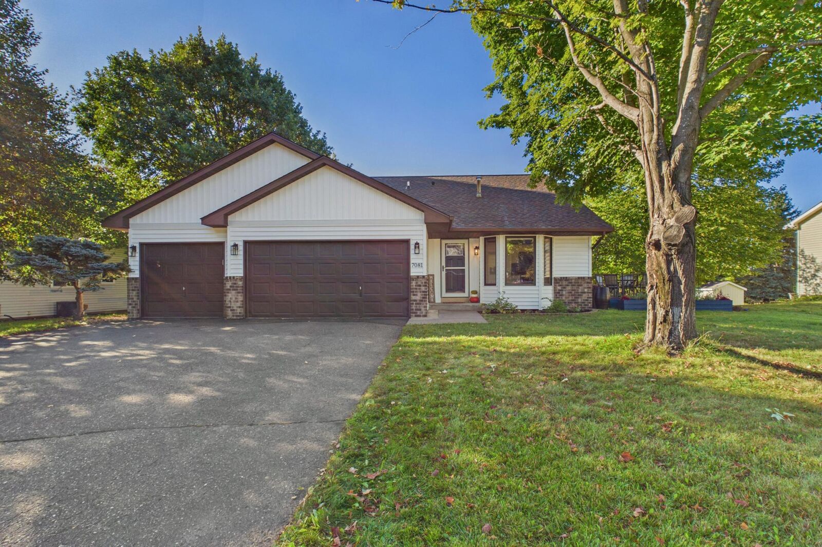 Property Photo:  7081 Upper 36th Street N  MN 55128 