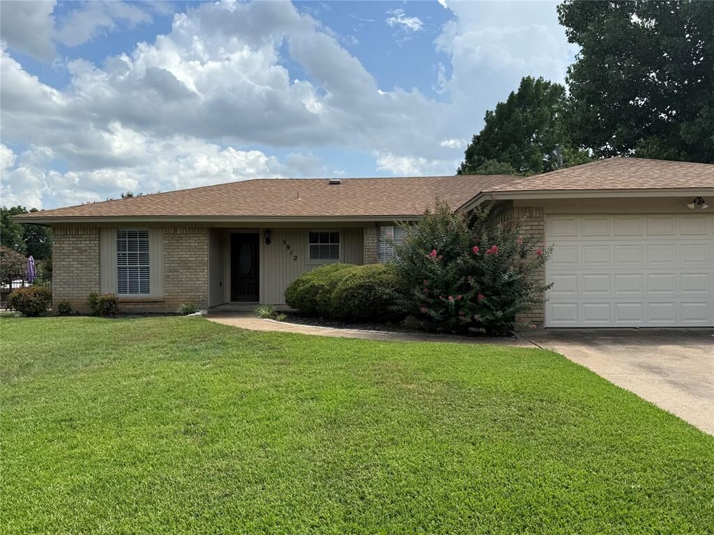 Property Photo:  5912 Pleasant Hill Drive  TX 76016 
