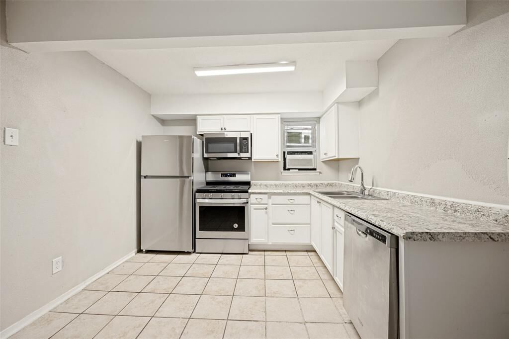 Property Photo: 1001 W Elm Street 204 TX 75020