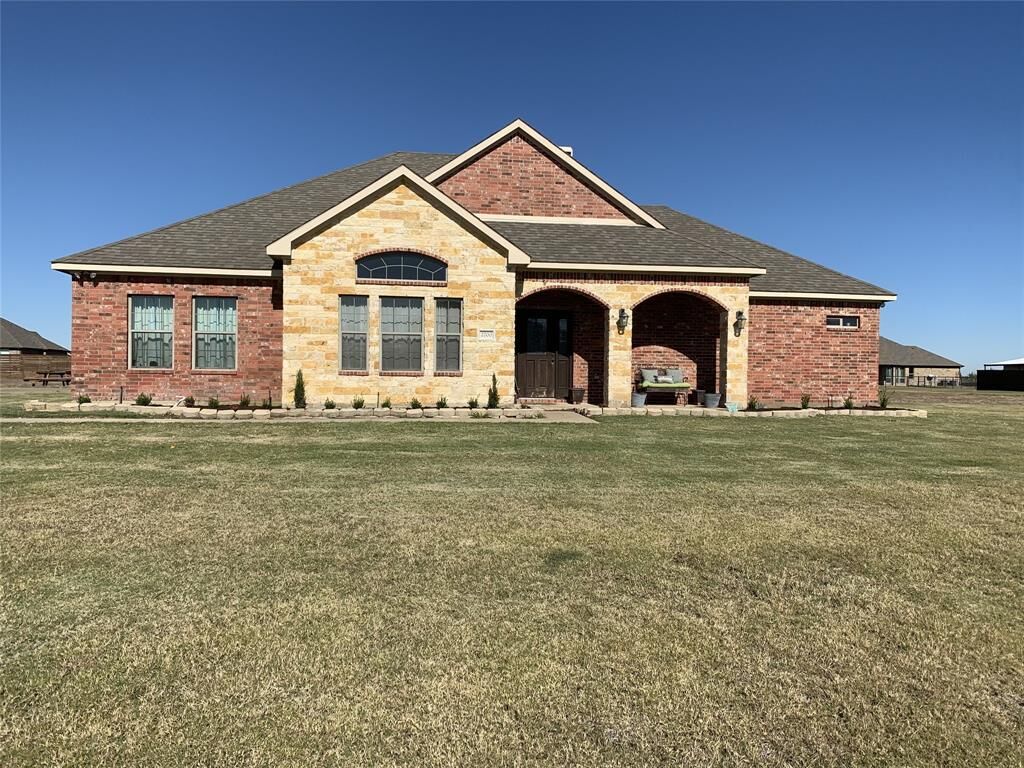 Property Photo: 2700 Jessica Way Lane TX 75189