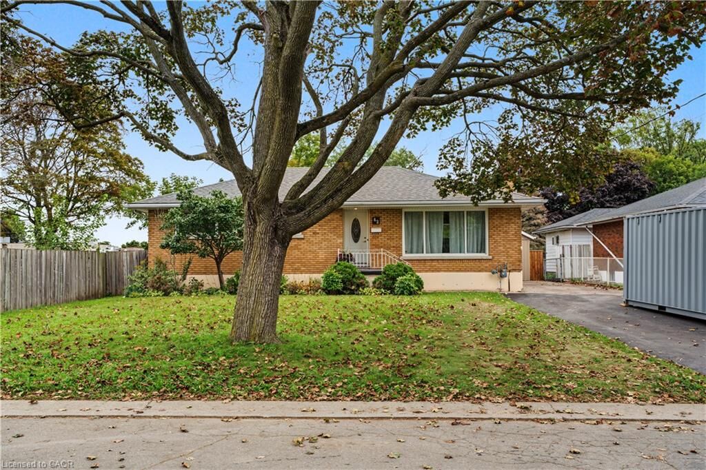 Property Photo:  42 Woodman Drive  ON N3S 4K1 