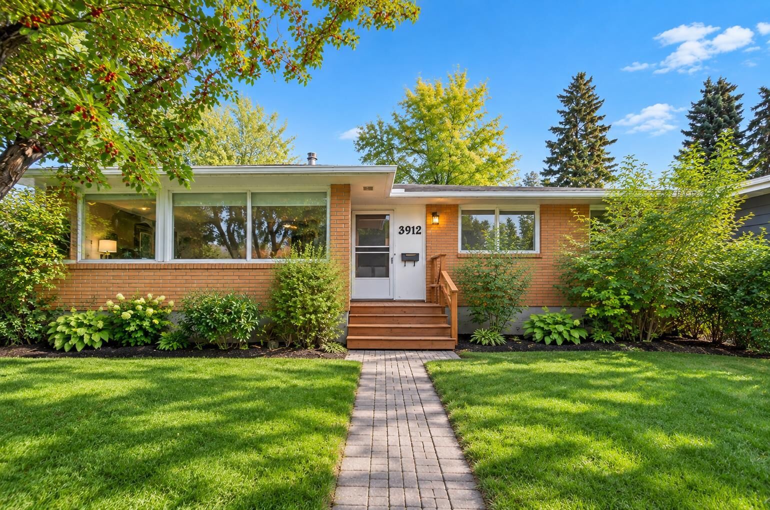 Property Photo:  3912 Vancouver Crescent NW  AB T3A 0M1 