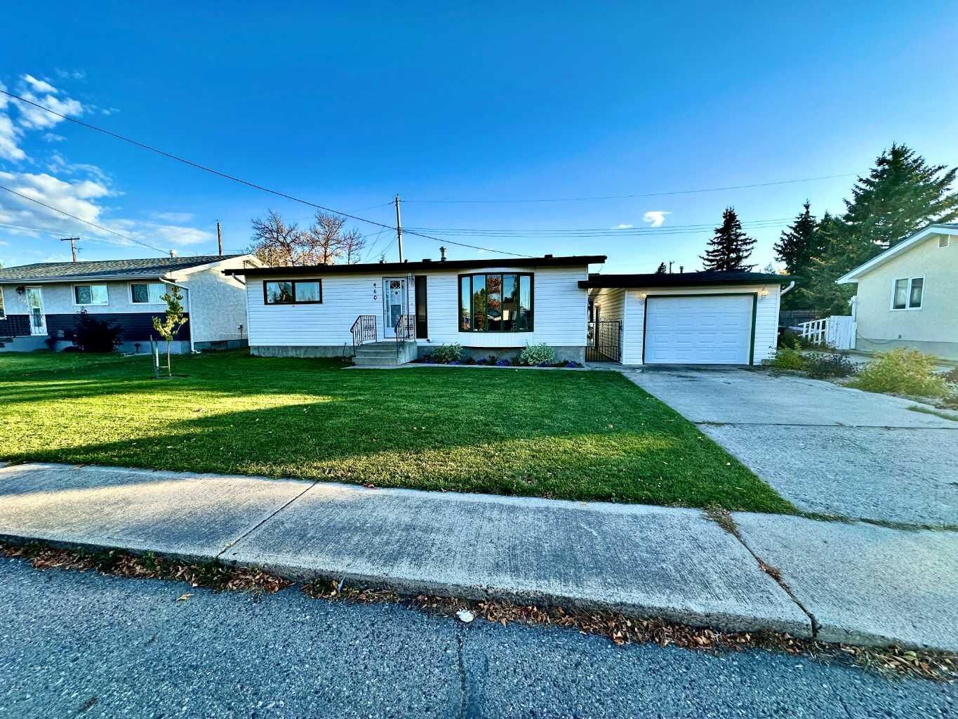 Property Photo:  460 16 Street  AB T0L 0Z0 