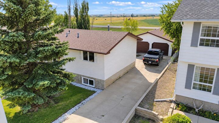 Property Photo: 139 Shacker Crescent W AB T0J 1P0