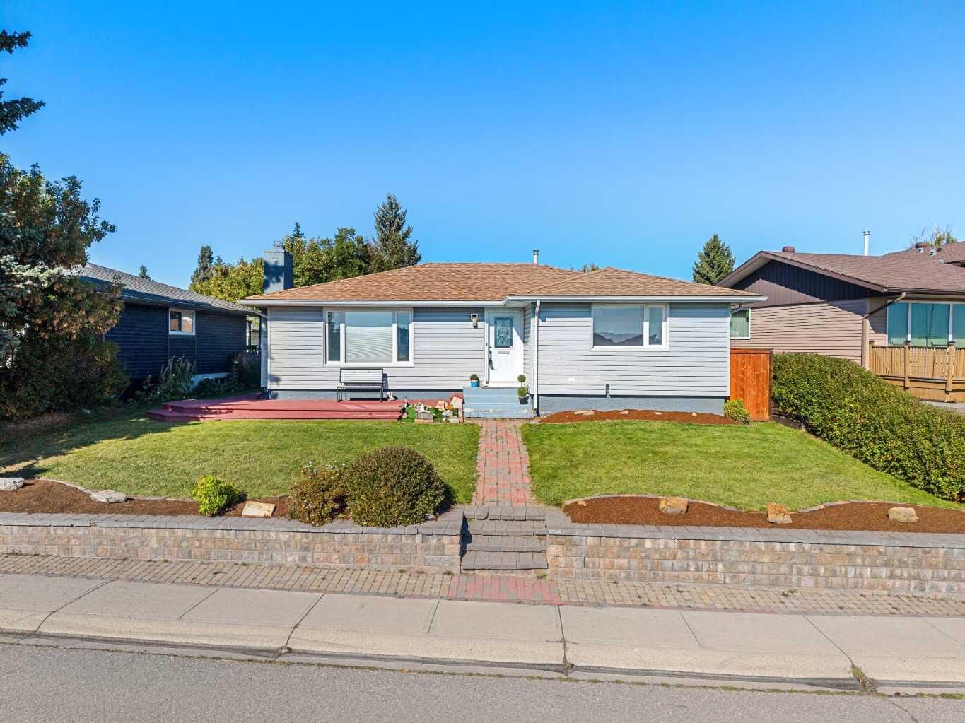 Property Photo:  244 Cantrell Drive SW  AB T2W 2K6 